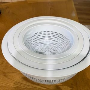 Pampered chef 4 piece bowl and colander set.